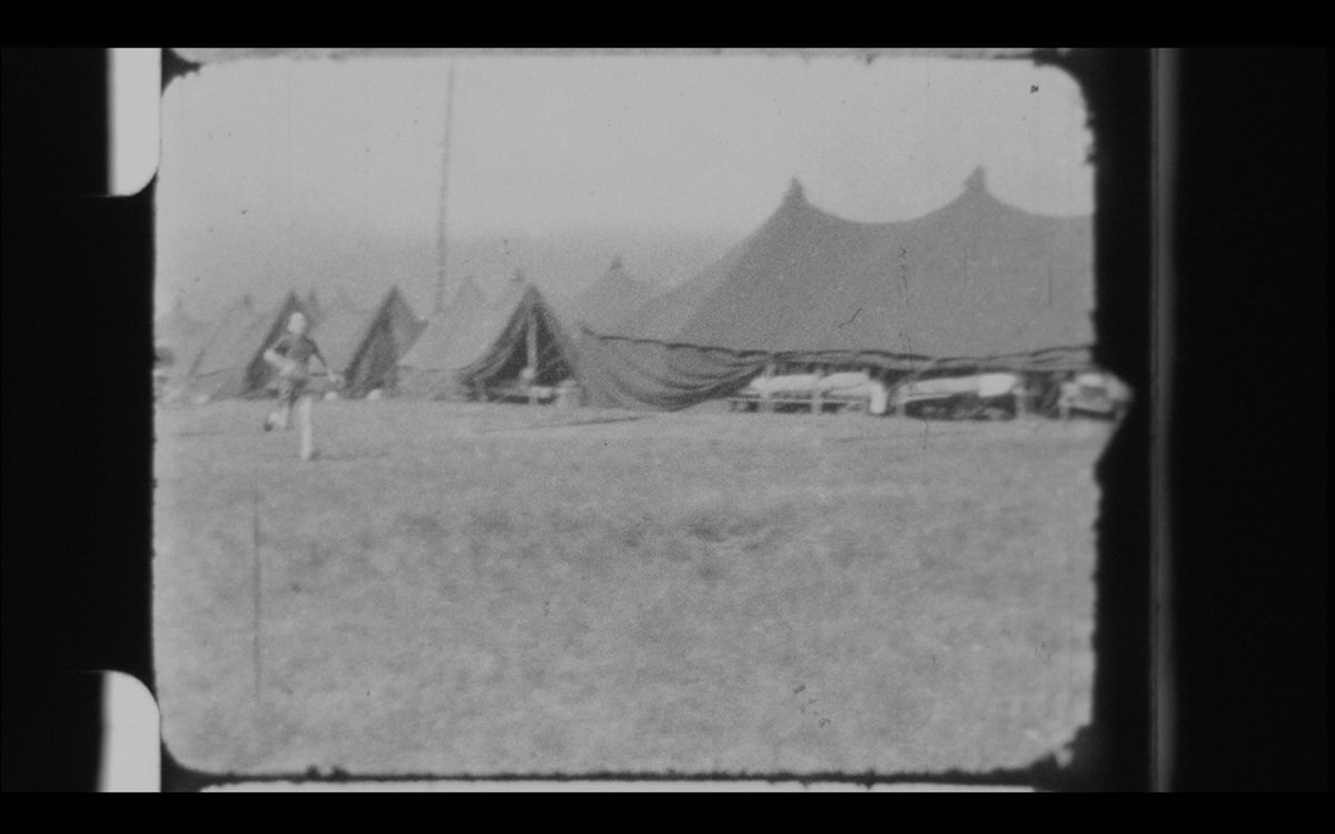 Par exemple les tentes, ça lui rappelle un autre film amateur qui date de 1951 environ #Madeleineproject https://t.co/XhKLiiV0Qh